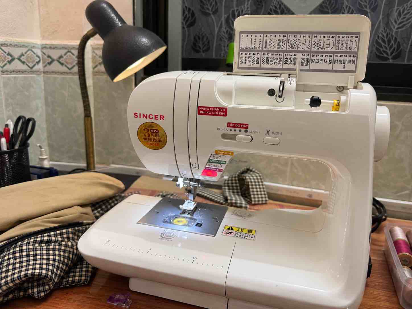 Máy may gia đình Nhật bãi trên bàn làm việc